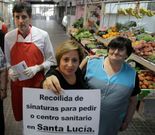 Placeros del Santa Luc�a con una hoja informativa. 