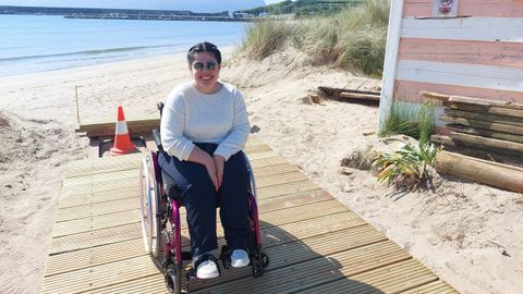 Marta Bustabad Rey, en la pasarela de acceso a la playa de A Concha, en Espasante