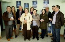 Los ganadores (con los vales), comerciantes y directivos.