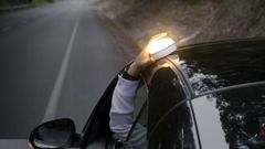 Imagen de�una baliza luminosa sobre el techo de un autom�vil.