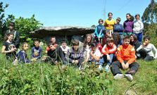 Los alumnos muxi�ns, junto a la Arca de Regoelle, la �ltima parada de su ruta.