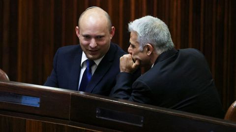 Bennett y Lapid conversan durante la sesi�n parlamentaria para elegir el nuevo presidente