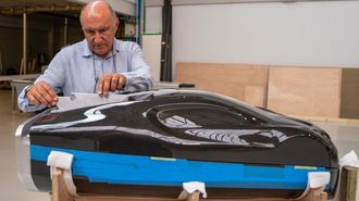 El director de IXO, Pedro S&aacute;nchez Nogueira, ante el estuche de fibra de carbono que fabrican para una edici&oacute;n limitada de la bodega Champagne Carbon.