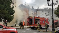 Bomberos de Oviedo tratan de sofocar un incendio en Oviedo