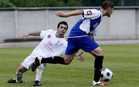 Davic�n, a la izquierda, trata de neutralizar el avance de un futbolista del CD Lugo.