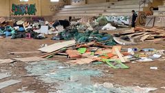 Interior de la nave municipal en desuso de A Garrocha, en Culleredo, cuya puerta fue forzada para permitir la entrada de veh�culos para depositar los restos de obras