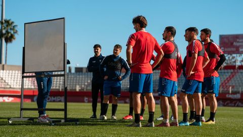 V�zquez con la pizarra en un entrenamiento del Algeciras. 