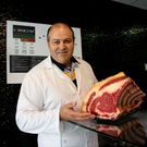 Javier Lendoiro muestra un chuletero de carne gallega. 