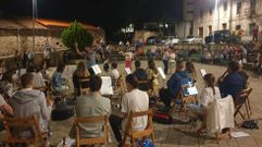 La Banda de M�sica de Sober tocando para los vecinos de la localidad en la Praza do Toural con motivo del XXII Baile � Luz da L�a