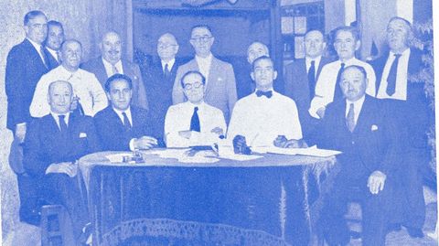 Enrique Baña, de pie, segundo por la izquierda