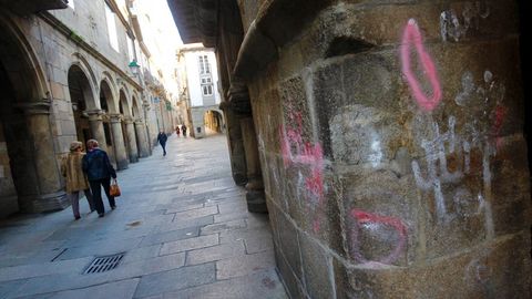 Soportales de la R�a do Vilar con pintadas encontradas en enero de este a�o