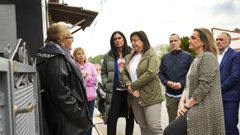 La diputada Ana V�zquez junto a otros responsables del PP en una visita a la supuesta narcocasa de Cabral la semana pasada