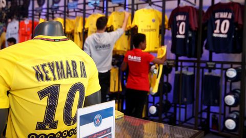 El PSG ya vende camisetas con el nuevo dorsal de Neymar, el 10