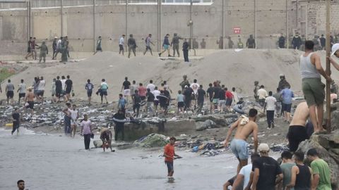 Grupos de inmigrantes empiezan a volver a su pa�s por la frontera del Tarajal. donde se han registrado enfrentamientos