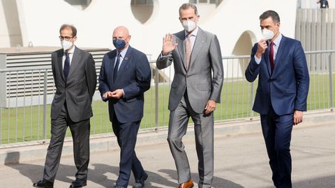 El rey Felipe VI, junto al presidente del Gobierno, Pedro Snchez (d), el consejero delegado de GSMA, John Hoffman (2i), y el presidente del consejo de administracion de Fira Barcelona, Pau Relat (i), a su llegada a la inauguracin del Mobile World Congress (MWC) que ha abierto sus puertas este lunes en Barcelona