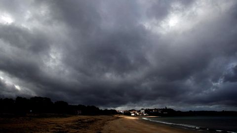 El cielo, este viernes, en la playa Grande de Mio