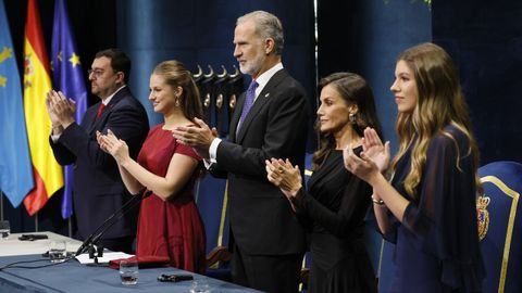 El presidente asturiano, Adri�n Barb�n; la princesa Leonor, el rey Felipe VI, la reina Letizia y la infanta Sof�a.