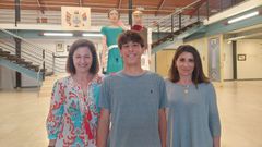 Hugo Surez, junto a la alcaldesa Mara Barral y la concejala ngeles Veiga. Este integrante de las danzas gremiales que estudiar Derecho ser el representante de las fiestas de San Roque.