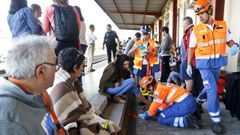 La primera atenci�n en el accidente de O Porri�o la hizo el 061. En la imagen se ve c�mo una m�dica establece la prioridad de cada paciente con pegatinas de colores.