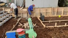 Operarios de la empresa Grupo Vaes construyendo el vaso de una piscina