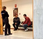 Uno de los encarcelados -a la izquierda- junto a un traductor.