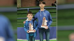 Xoel Roo, benjam�n, y Iago Fern�ndez, cadete, muestran sus trofeos.