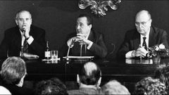 El ministro de Cultura P�o Cabanillas, en el centro, lideraba la campa�a de 1978 en Ourense a favor del �S�� a la Constituci�n