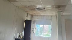 El techo del local est� afectado por las lluvias y filtr� agua.