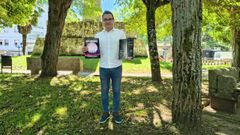 Severiano Casalderrey posando en el parque de Loriga de Lal�n con los carteles de �Decorado� y �Sir�t�.