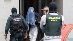 Una de las tres personas arrestadas ayer en una operaci�n llevada a cabo en un primer piso del portal 45-47 de la r�a Mah�n de Carballo.