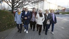 M�nica Fern�ndez (segunda por la izquierda) pasea con varias usuarias del centro de salud de Os Mallos