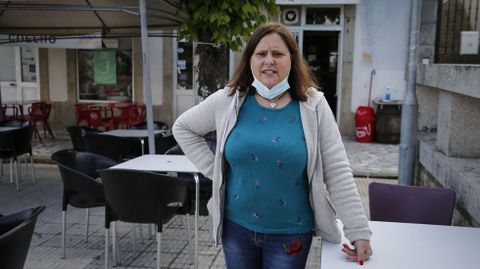 Júlia Ferreira, que regenta un bar en lado luso, echa en falta a sus clientes gallegos