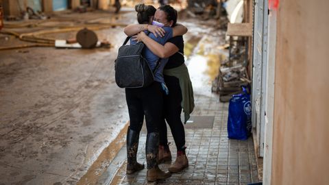 Dos mujeres se abrazan en Benetússer (Valencia)