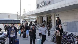 Viajeros saliendo este jueves por la tarde de la estaci�n provisional de tren de A Coru�a