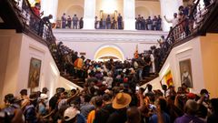 Los manifestantes dentro de la Casa del presidente, Gotabaya Rajapaksa, que huy en medio de la crisis que azota el pas. 