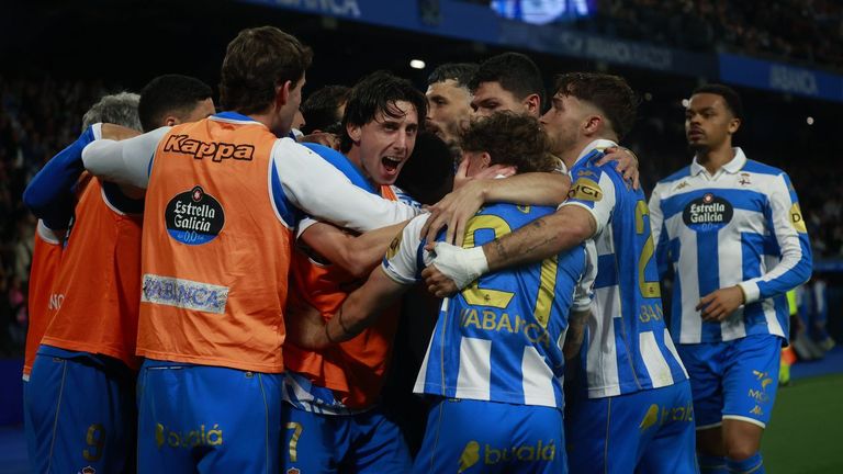 Los jugadores del Deportivo celebran uno de los tres goles marcados al Mirand�s
