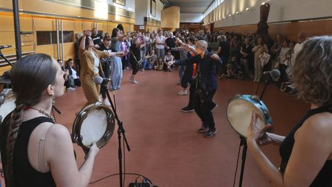 O colectivo Somos Pandeireteiras organizou polas Letras un encontro en Compostela.