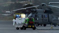 Helicptero del Servicio Areo de Rescate con los tres inmigrantes rescatados al suroeste de El Hierro