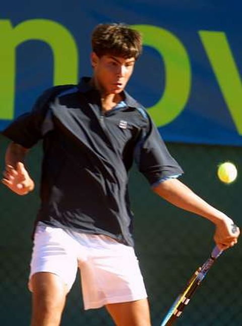 Nadal golpea de derecha con similar gesto y diferente potencia