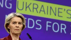 La presidenta de la Comisin Europea, Ursula von der Leyen, asiste a una conferencia de prensa con el comisario europeo de Economa, Valdis Dombrovskis, para abordar las necesidades de financiacin de Ucrania para 2026-2027, en Bruselas, Blgica.