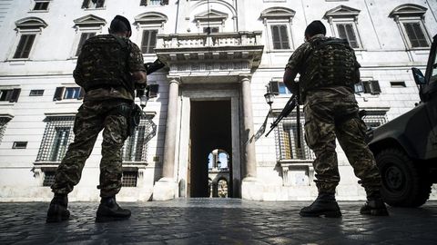 Dos soldados italianos hacen guardia frente a la embajada de Espaa en Roma