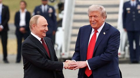 Putin y Trump llegaron al mismo tiempo al aeropuerto de Anchorage.