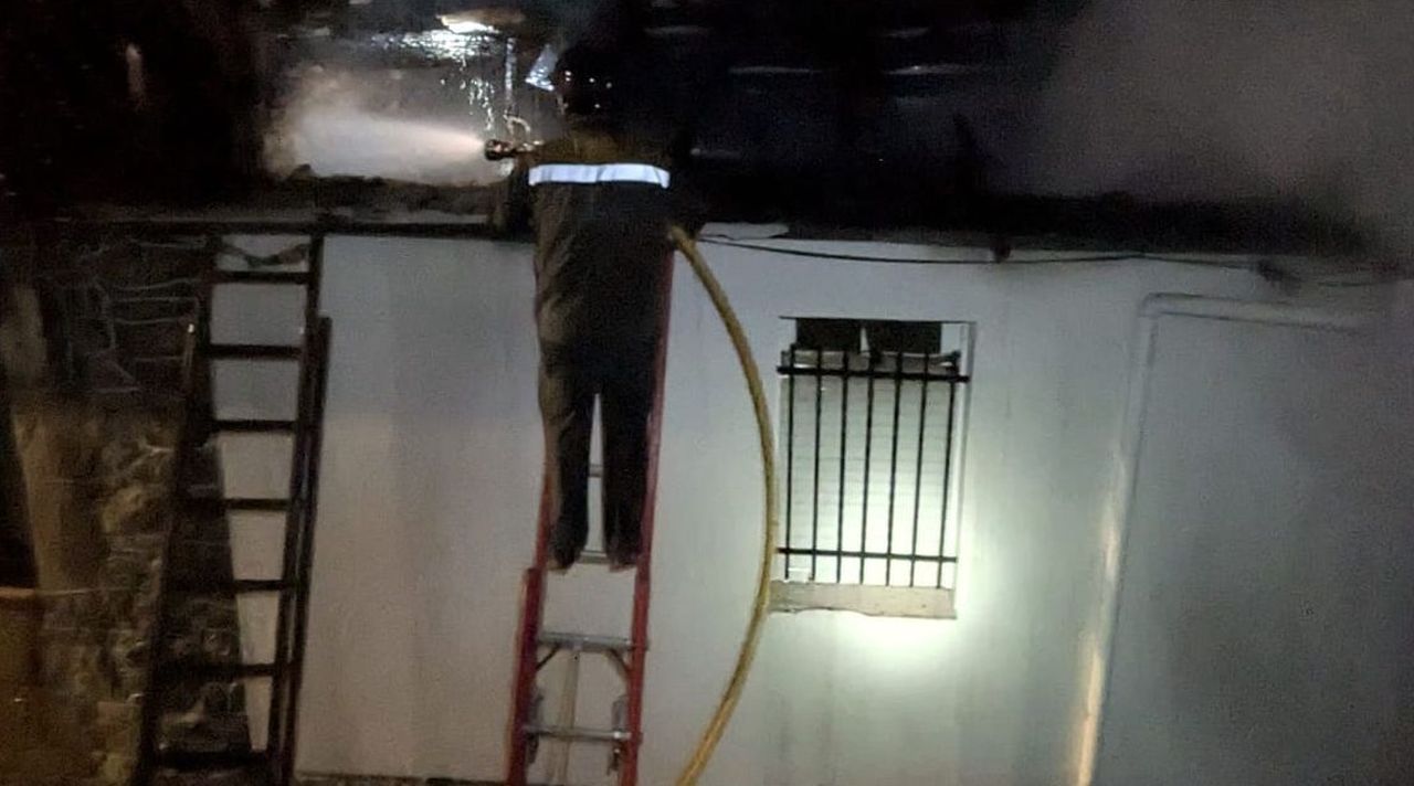 Un incendio calcina una casa en A Pobra de Trives