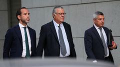 El expresidente de Plus Ultra Julio Mart�nez (en el centro) acudiendo a declarar al juzgado este lunes.