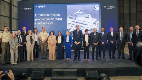 El consejero delegado de Indra Group, Jos� Vicente de los Mozos (8d), acompa�ado, entre otros, de la secretaria de Estado de Defensa, Amparo Valcarce (9d), durante su visita este mi�rcoles al taller de calderer�a pesada de Gij�n que esta empresa adquiri� a Duro Felguera con el objetivo de transformarlo en una de las m�s modernas f�bricas de veh�culos militares y carros de combate de Europa