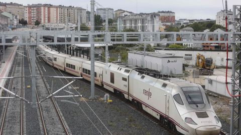 Un Alvia ayer aparcado en Lugo, despu�s de llegar de Madrid con m�s de una hora de retraso