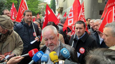 Los secretarios generales de CCOO y UGT, Antonio Pino y Javier Lanero, en una concentracin ante la sede de Fade.Los secretarios generales de CCOO y UGT, Antonio Pino y Javier Lanero, en una concentracin ante la sede de Fade