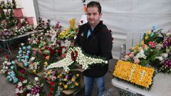 Uno de los vendedores de Castrelo, con un centro hecho con rosas
