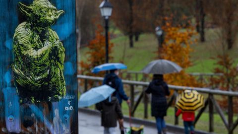 Varias personas pasean por el parque de Invierno de Oviedo