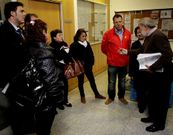 Vecinos y alcalde conversando antes del pleno. 